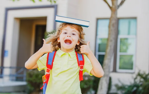 Konzept der Kindererziehung und des Lesens. Nette Kinder in der Nähe der Schule im Freien. Erster Schultag. — Stockfoto