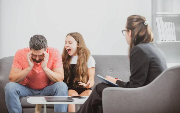 Social worker psychologist talking to father and daughter teenage. Social worker counseling parental. Bad kids behavior. — Stockfoto