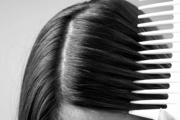 Feche o cabelo de problema. Macro cuidado do cabelo e conceito de perda de cabelo. — Fotografia de Stock