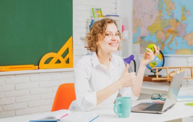 Sınıfta karatahta geçmişi olan bir öğretmen. Profesyonel portre..