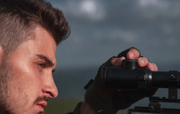 Sluiten sluipschutters karabijn op de outdoor jacht. Close-up Doelwit met optisch zicht. Gesloten en open jachtseizoen. Hunter in camouflage kleding klaar om te jagen met jachtgeweer. — Stockfoto