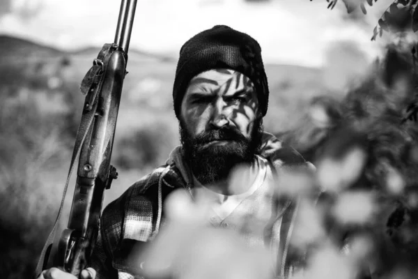 Cazador furtivo con rifle localizando ciervos. Caza ilegal cazador furtivo en el bosque. Temporada de caza. Concepto cazador furtivo . —  Fotos de Stock