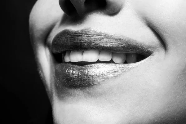 Lippen. Een deel van het gezicht van een vrouw. Sexy mollige lip met make-up. Lippen, rode lippenstift, mond geïsoleerd. Sexy meisje mond dicht. Sensuele tong in de mond van een jonge vrouw. Cosmetica en kosmetologie. — Stockfoto