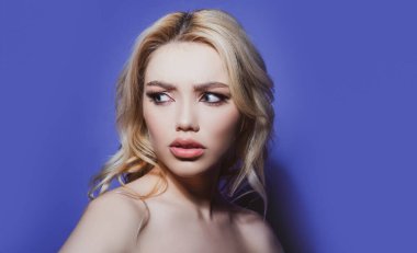 Yakından üzgün, güzel kadın portresi. Tiksinti duyguları. Memnun olmayan kız. İzole edilmiş.