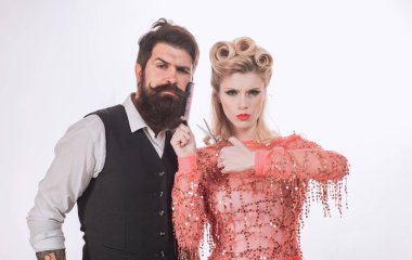 Sakallı ciddi bir hippi ve makaslı bir kadın. Berber. Güzel bir kadın sakal kesti. Berber dükkanında izole bir geçmişi olan bir çift..