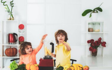 Evde sağlıklı yiyecekler. Mutlu sevgi dolu çocuklar.