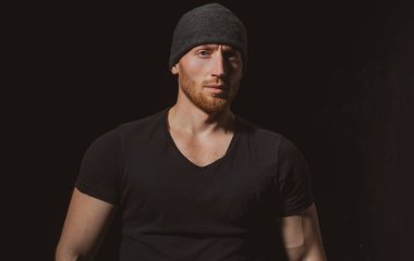 Siyahların yüzünde ciddi bir ifade olan kendine güvenen çekici bir adam..