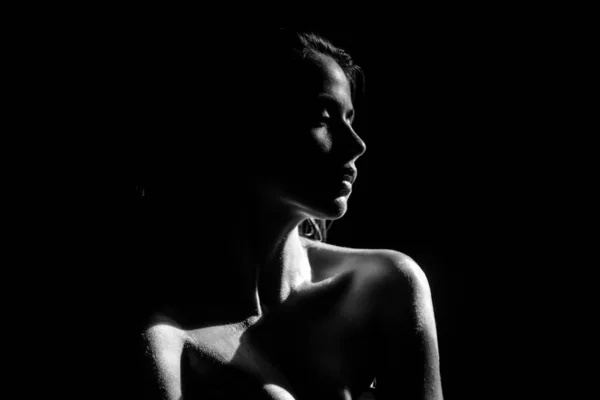 Ragazza tenera, tenerezza. Elegante giovane donna posa su sfondo nero. Luce e ombra. Ritratto di un viso di donna di bellezza. — Foto Stock