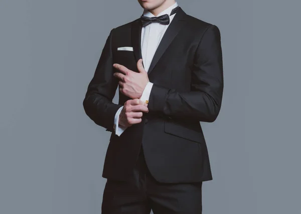 典型的なスーツだ。ビジネススタイルの衣装。レトロなスーツファッション。彼の袖を調整するハンサムなビジネスマン. — ストック写真
