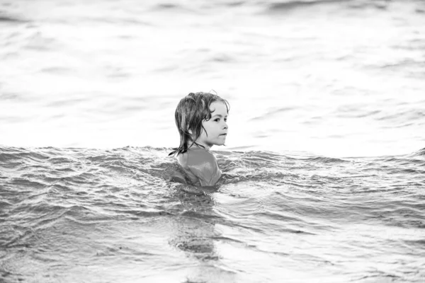 Criança nadando no mar oceano. Rapaz a divertir-se na praia. Crianças férias de verão. Resort de verão. — Fotografia de Stock