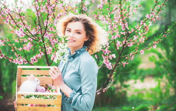 Мила жінка-фермер, яка працює на весняному полі. Весняна жінка на фоні з квітами на весняний день . — стокове фото