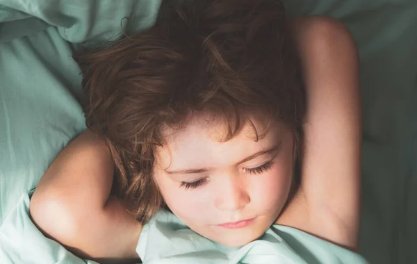 침대에서 자고 있는 어린 소년의 사진을 클로즈업하고. — 스톡 사진
