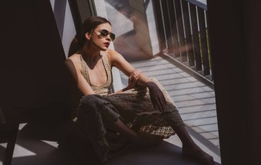 Kadın güneş gözlüğü. Güzel genç bir kadın poz veriyor. Makyajlı şehvetli model kız. Genç kadın Vogue tarzı.