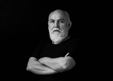 Son sınıf öğrencisi siyaha karşı kollarını kavuşturdu. Portre.