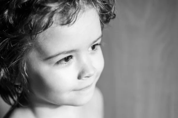 Portret van een schattig jongetje. Sluit Kaukasische kinderen gezicht. Close-up hoofd van grappige jongen. — Stockfoto