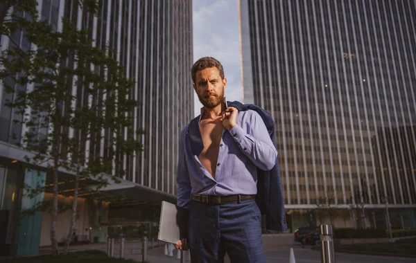 Portrait of a handsome CEO. Excited businessman in suit. Young handsome man. Confident sexy business man portrait with jacket over shoulder, open shirt. — Stock Photo, Image