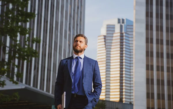 Uomo d'affari urbano. Uomo d'affari casual che indossa giacca vestito. Ritratto di un uomo d'affari maturo. — Foto Stock