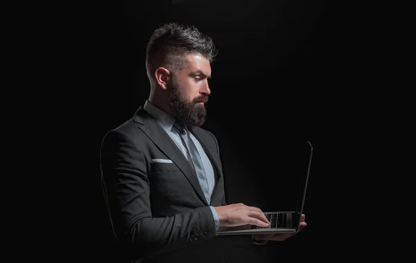 Hombre de negocios aislado - hombre guapo con mujer de pie sobre fondo negro. Concepto empresarial. —  Fotos de Stock