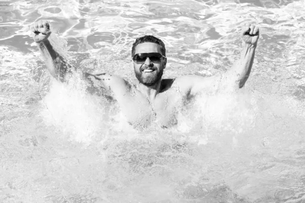 Летние каникулы. Летний человек. Бассейн. Красивый мужчина в бассейне. Парень в воде. Курорт. — стоковое фото