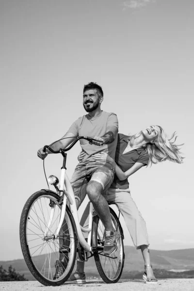 여행 휴가 개념입니다. 젊은 부부는 재미와 즐기는 사랑. 자전거에 타고 행복 재미 젊은 커플. 행복한 젊은 부부는 자전거를 타고. — 스톡 사진