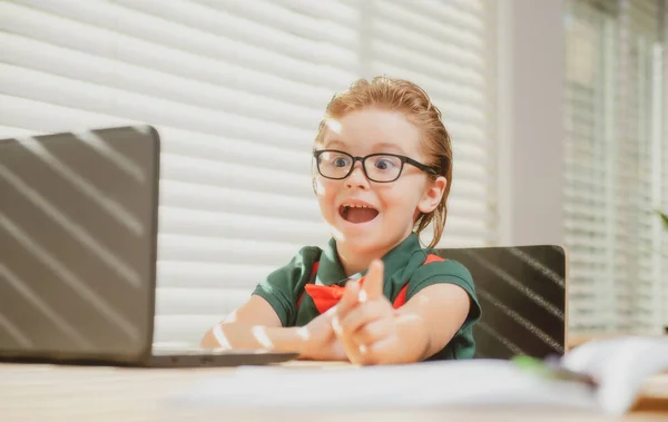 Умный ученик школы ребенок виртуальное дистанционное обучение в Интернете, смотреть дистанционные уроки цифрового класса, глядя на ноутбук компьютер обучения дома. — стоковое фото