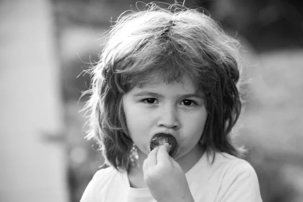 Urocze dziecko jedzące truskawki. słodkie mały chłopiec gospodarstwa a truwberrie. — Zdjęcie stockowe