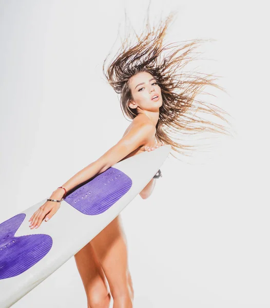 Sexy zomermeisje met surfplank. Zomervakantie. Sensueel meisje met surfplank. — Stockfoto