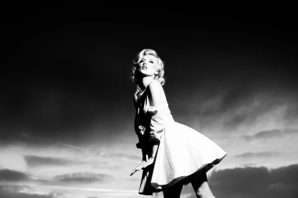 Žena v monroe šatech na dramatické obloze. Žena model v módní šaty venku. — Stock fotografie