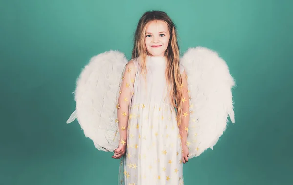 Valentijnsdag. Een engel. Schattig kleuter meisje met witte vleugels als Cupido. Mooi kind engel poseren en kijken naar camera. — Stockfoto