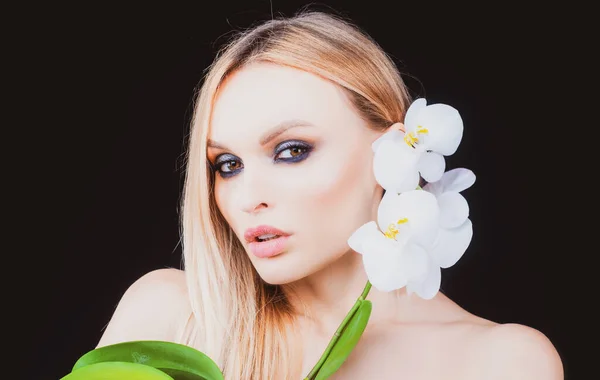 Kosmetik. Kosmetikprodukte. Frau mit Orchideenblüte. — Stockfoto