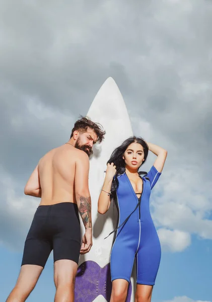 Een paar zomervakantie. Sexy vrouw in bikini. Summertime concept. Sexy man in badpak. Surfplank. — Stockfoto