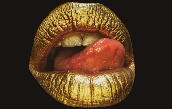 Língua sexy. Lamber sensual. Menina sexy lábios dourados, boca de ouro. Maquiagem de pele dourada brilhante. Brilho metálico brilho dourado lipgloss maquiagem. — Fotografia de Stock