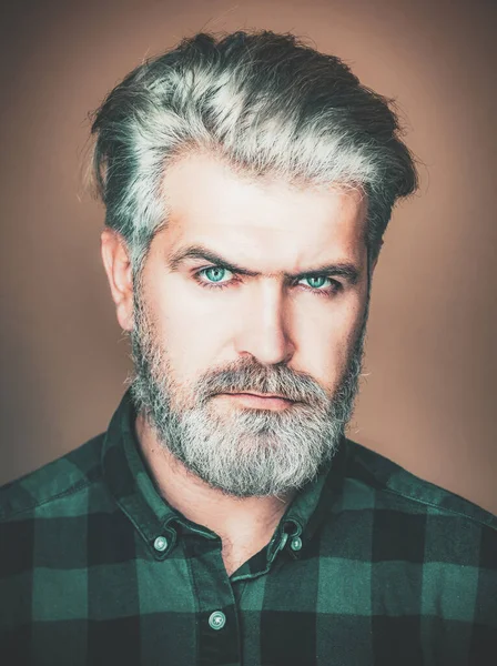 Tiro isolado de jovem bonito macho com bigode de barba e penteado na moda. Retrato de empresário satisfeito contra parede cinza . — Fotografia de Stock