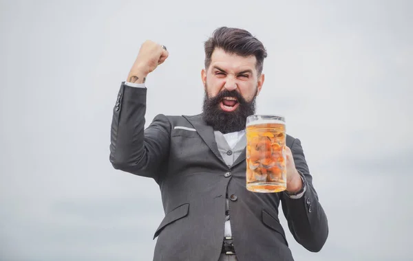 Excited drunk man wwith glass of beer. Expression emotions. — Stock Photo, Image