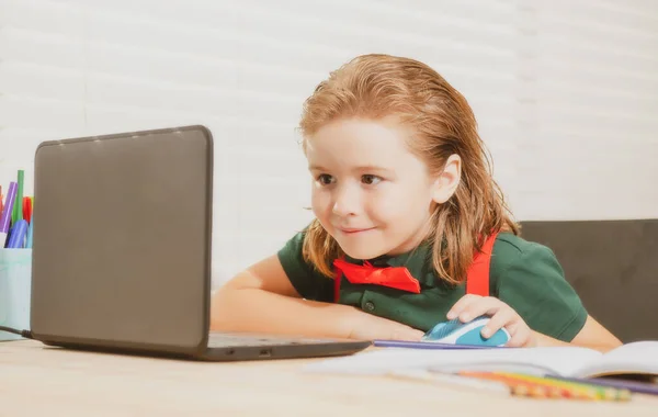 Leerling van de schooljongen studeert online. Thuisonderwijs. Kinderen leren op afstand. Leuk kind met laptop. Onderwijs, online studie, thuisstudie, huiswerk, schooljongen concept. — Stockfoto