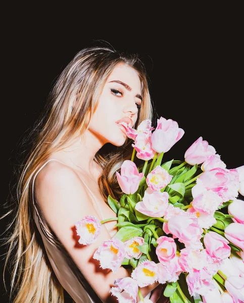 Mulher jovem primavera com um monte de tulipas rosa. — Fotografia de Stock