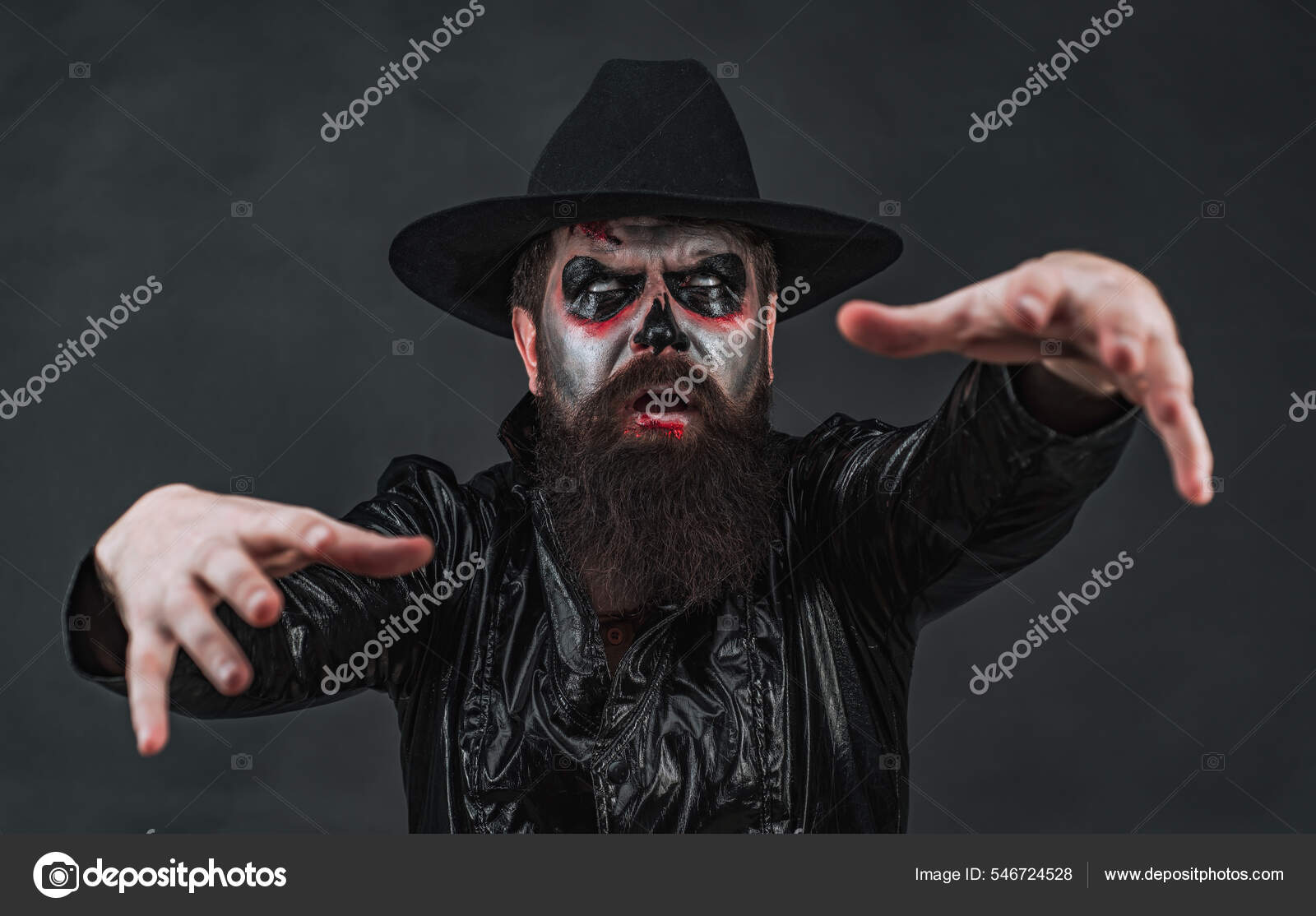 Homem Alegre Na Fantasia De Vampiro De Halloween Foto de Stock