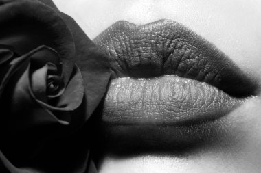 Seksi dudaklar. Kahverengi dudak. Koyu kahverengi rujlu, tombul, seksi dudaklara yakın çekim. Makyaj parlatıcısı kozmetik ürün. Deri ağız mükemmelliği kusursuz konsept. Dudak bakımı ve güzellik.