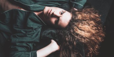 Şık saçlı, sert ve seksi bir erkeğin yakın portresi. Çekici, vahşi adam pozları. Ciddi bir gencin portresi. Genç yakışıklı adam acımasız görünüyor. Berber dükkanı reklamı..