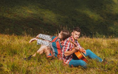 Çift kampı. Hafta sonu yürüyüşü. İnsanlar güneşli bir günde pikniğin tadını çıkarıyorlar. Yaz tatilleri.