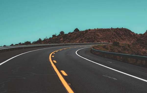 Droga asfaltowa autostrada i błękitne niebo krajobraz. — Zdjęcie stockowe
