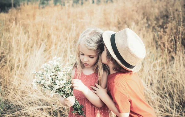 Retrato de verano de niños lindos felices. Feliz día de San Valentín. El chico se divierte en el campo de primavera. Infancia en el campo. Romántico y amor. Concepto de amor . — Foto de Stock