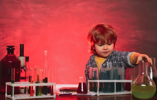 Végeztek egy új kísérletet a kémia. Tudásnap. Otthoni iskolázottság. Iskolai koncepció. Kémia a tudomány tanterem. Óravázlatok-középiskolás kémia — Stock Fotó
