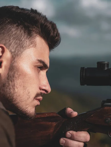 Krypskyttar karbin vid utomhus jakt - närbild porträtt. Jägarmannen. En jägare med jakt på gevär i sommarskogen. — Stockfoto