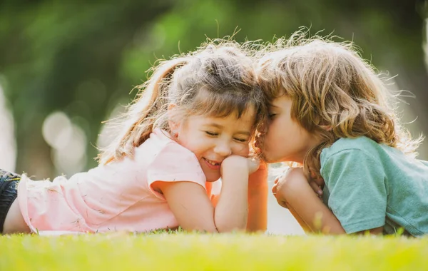 Kinderen, schattig, verliefd stel. Kinderen relaties. Klein jongetje meisje buiten in park. — Stockfoto