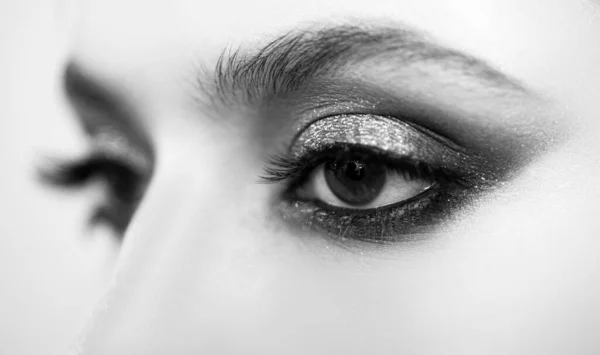 Advertisement, magazine. Beauty woman face. Beautiful young girl in studio on gray background. — Stock Photo, Image