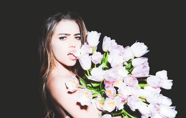 Chica sensual con tulipanes flores ramo aislado en negro. —  Fotos de Stock