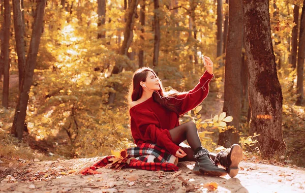 로맨틱 한 가을 여성 모델입니다. 무료 가을 시간입니다. 가을 숲입니다. 가을 소녀입니다. 좋은 날씨를 즐기는. — 스톡 사진