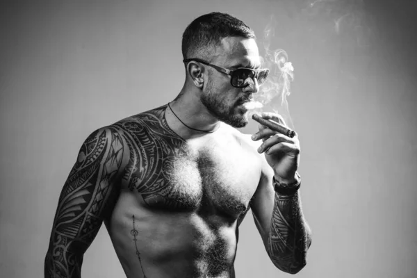 Brutale man rookt sigaar, serieus gezicht van knap mannelijk model, concept van mannen macht en sterk. Maffia baas. — Stockfoto