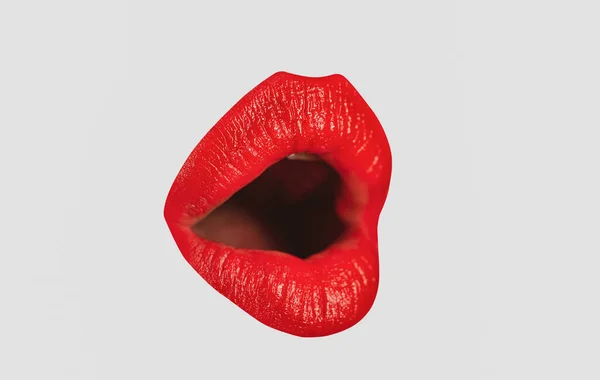 Donna a bocca aperta da vicino. Sexy labbra femminili rosse. Sensuale bocca aperta. labbro isolato, sorpresa icona wow. — Foto Stock